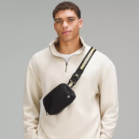 Lululemon Everywhere Belt Bag Black & Gold Logo Strap Crossbody Bag Nwt - Picture 4 of 6